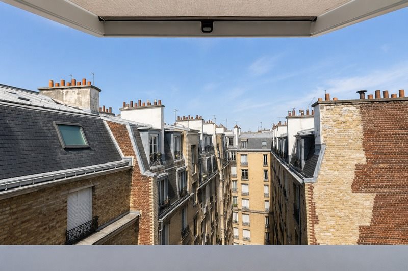 Vue dégagée sur les toits de Paris depuis le studio
