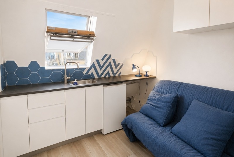 Coin salon et kitchenette équipée du studio