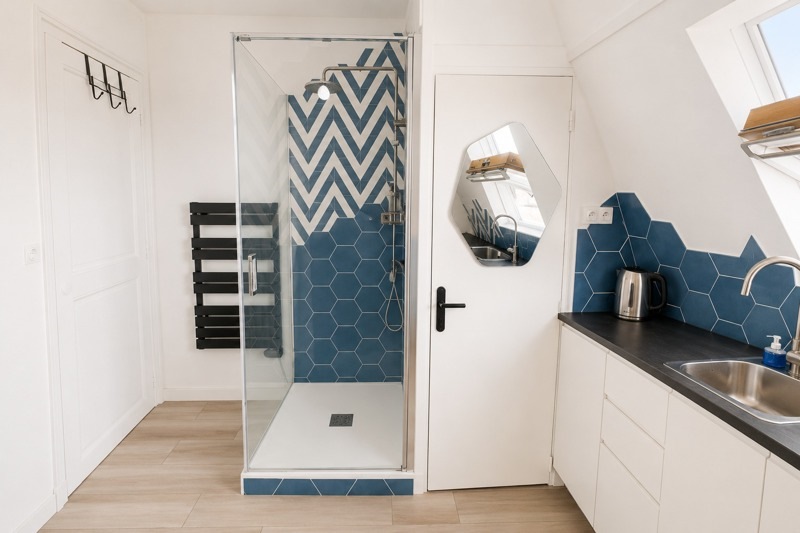 Douche et kitchenette du studio avenue Félix Faure à Paris 15