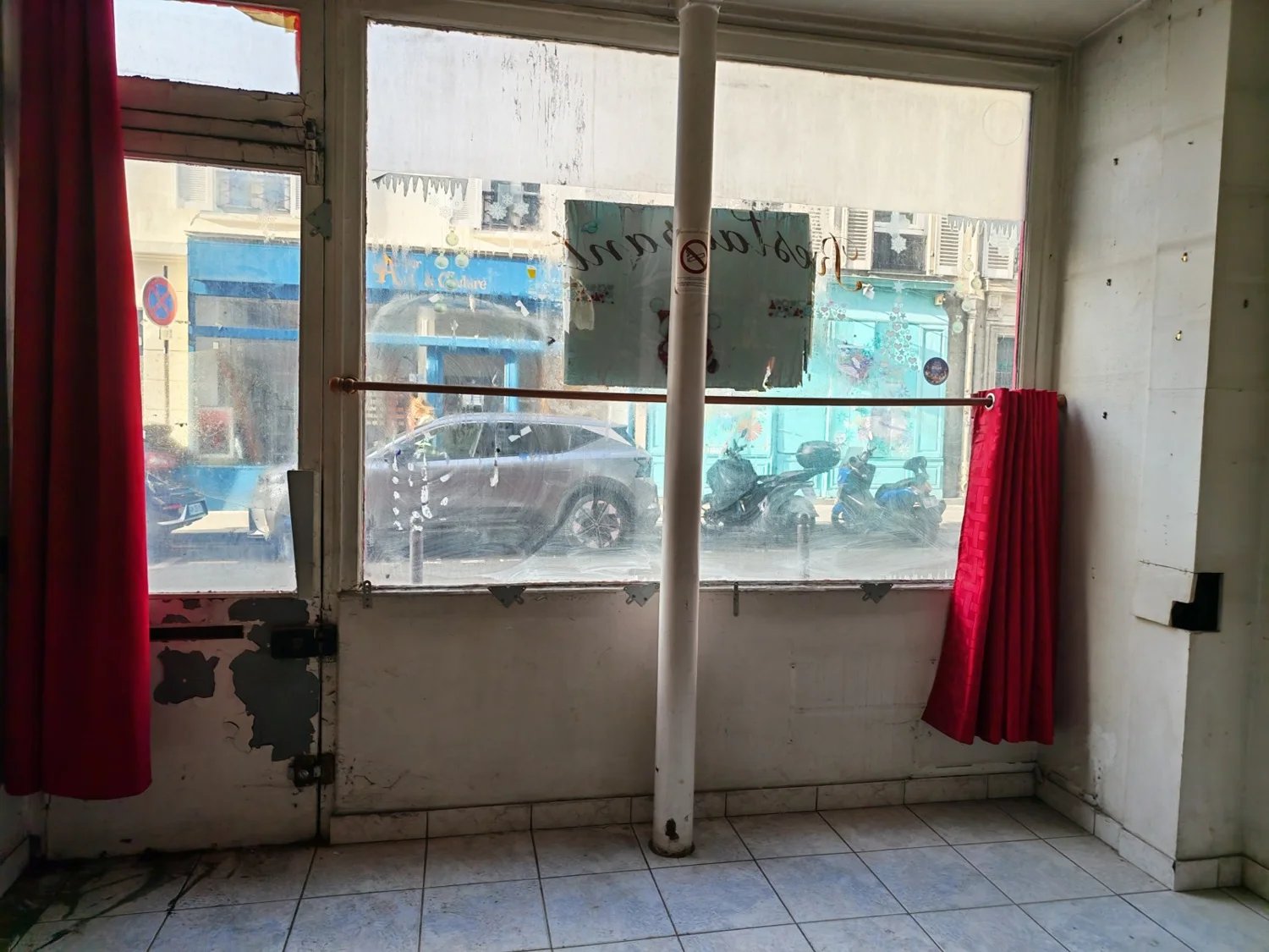 La vitrine depuis le local — photo originale