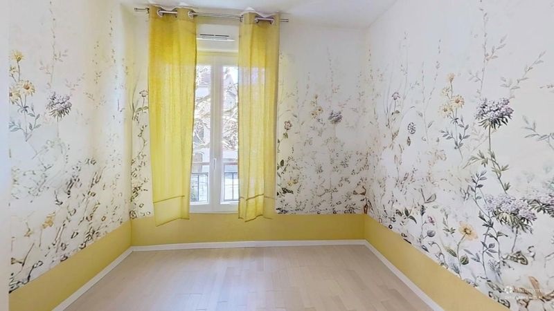 Chambre avec fenêtre et parquet clair