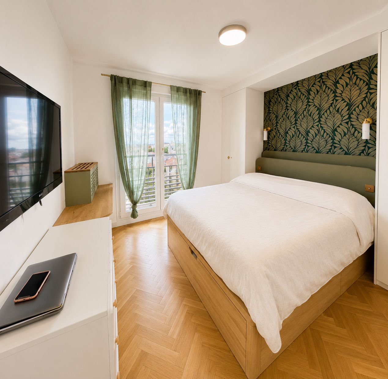 Chambre principale avec rangements intégrés, parquet en bâton rompu et vue dégagée