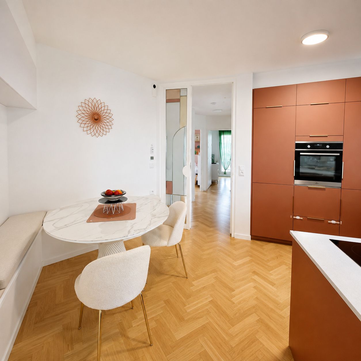 Espace repas attenant à la cuisine, avec parquet en chêne clair