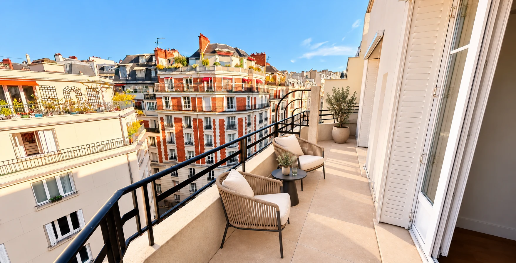 Projection virtuelle de la terrasse avec deux fauteuils, une table et un sol modernisé